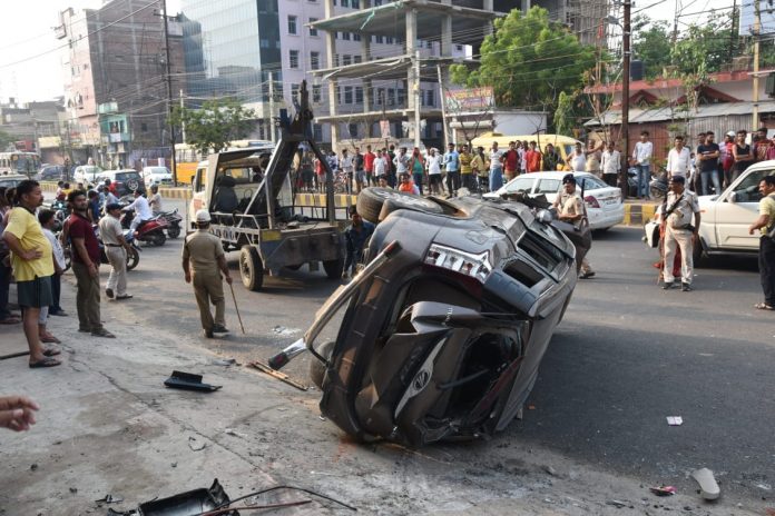 दुर्घटना स्थल पर जुटे लोग