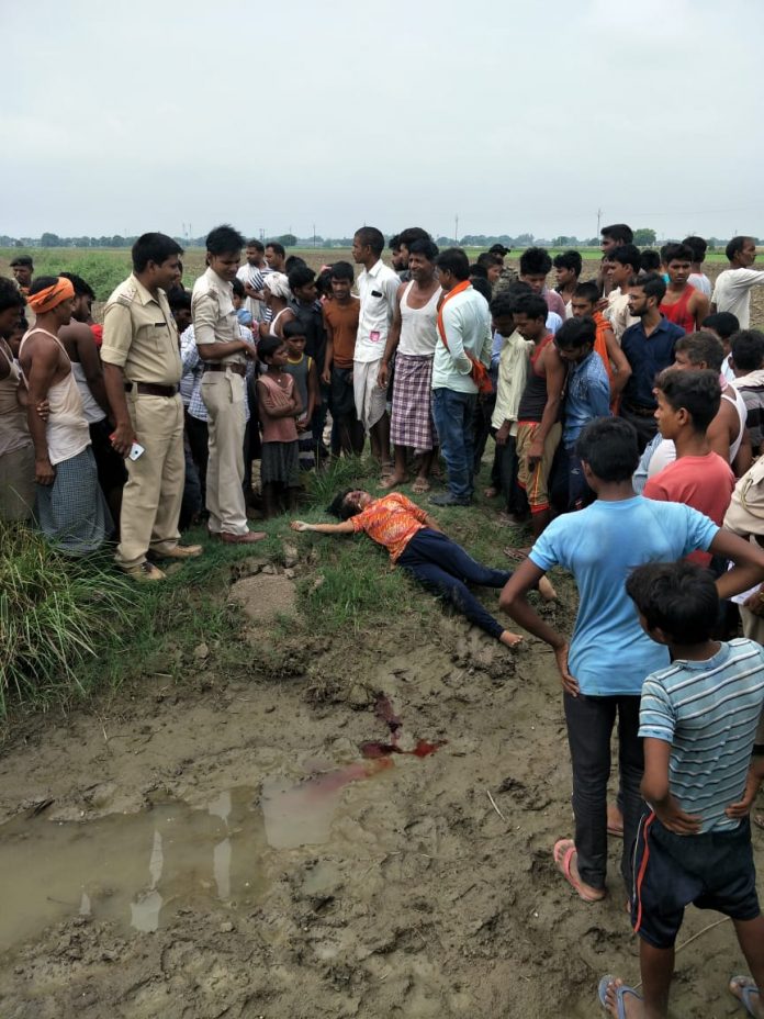 सारण जिले के डोरीगंज में युवती की लाश मिलने की सूचना पर जुटी भीड़