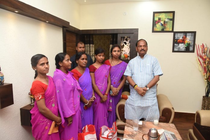 पाकुड़ में सखी मंडल की सदस्यों से मिले मुख्यमंत्री रघुवर दास, कहा- आपकी भूमिका राज्य के विकास में अहम है। आप बहनें आदिवासी गांव की महिलाओं को विकास के लिए जागरूक करें