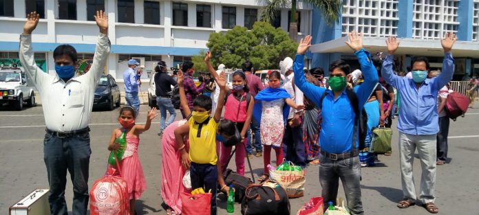 नागपुर से श्रमिक स्पेशल ट्रेन से प्रवासी मजदूरों का जत्था आज झारखंड पहुंचा। नागपुर से चली ट्रेन सुबह 9:40 बजे हटिया पहुंची। स्क्रीनिंग के बाद उन्हें भेजा गया।